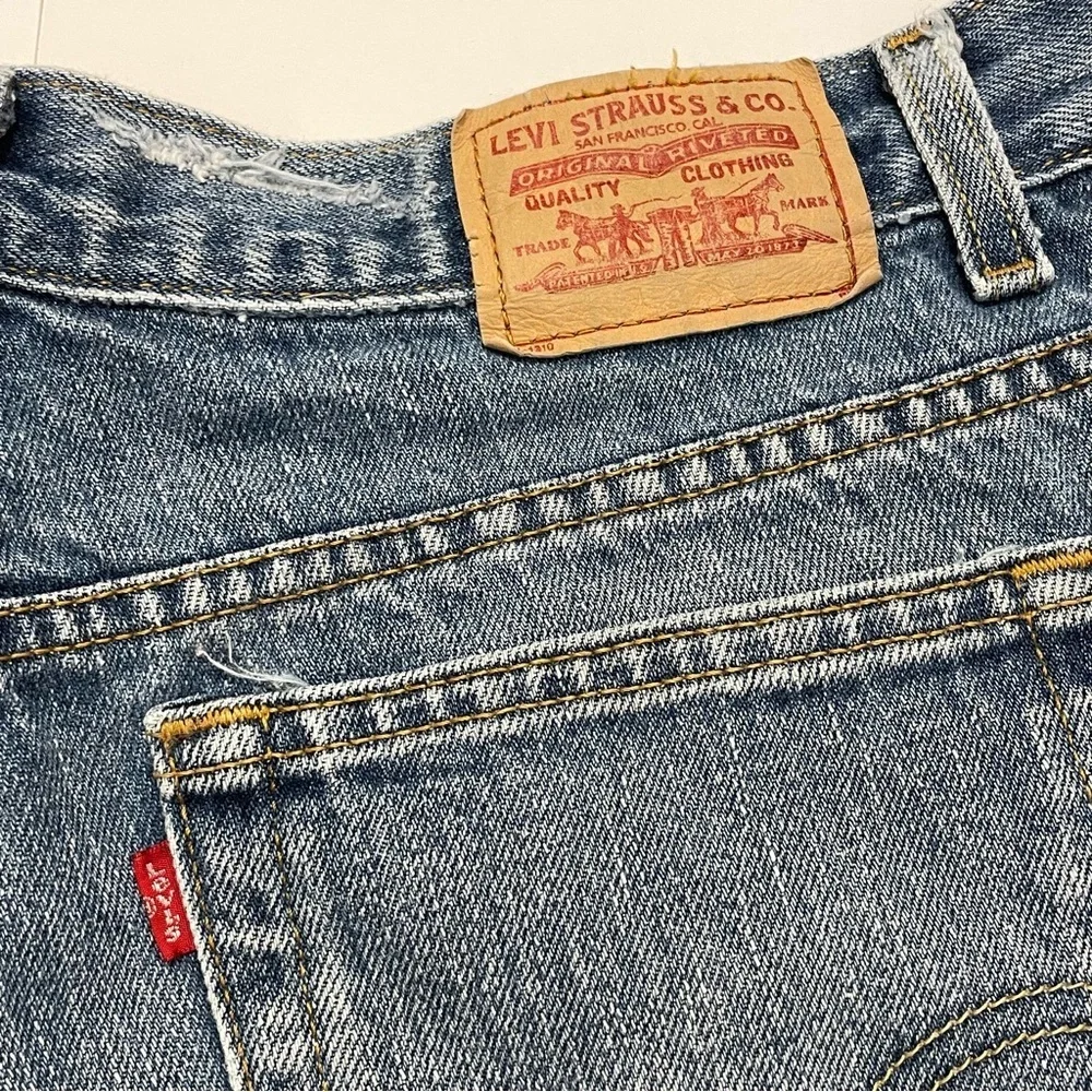 Levi’s Women’s 550 Relaxed Distressed Denim Shorts Size 14